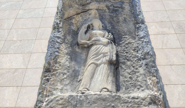 Mersin’de bulunan Hellenistik Dönem’e ait kadın kabartması ziyaretçileri büyülüyor