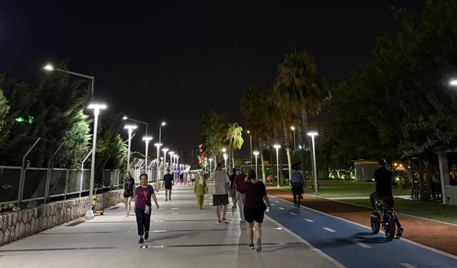 Gündüz boş kalan Mersin sahili güneşin batmasıyla canlanıyor