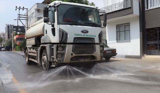 Toroslar'da 67 mahallede yol yıkama, çim biçme ve bakım çalışmaları sürüyor