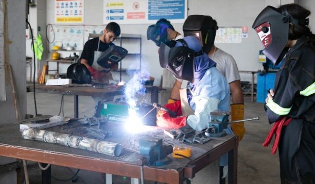 Mersin'de çelik kaynak kursunu bitirenlerin yüzde 85'i iş sahibi oldu