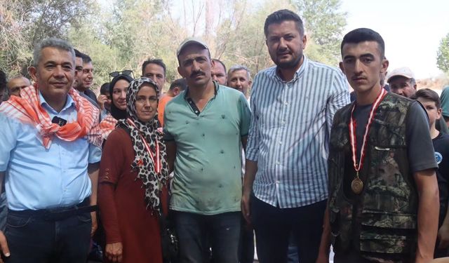 8 asırlık geleneğin şampiyon ödülünü hasta çocuğa bağışladı