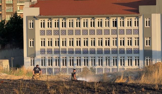 Beylikdüzü'nde otluk alanda korkutan yangın: Alevler sitelere kadar yaklaştı