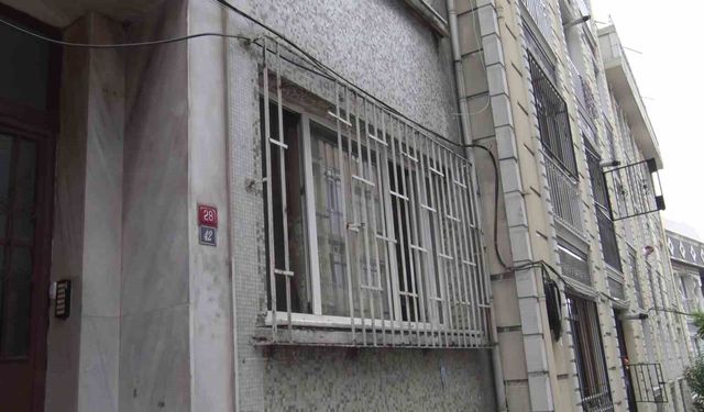 Beyoğlu'nda kötü koku ihbarı: Kokunun geldiği evden ceset çıktı
