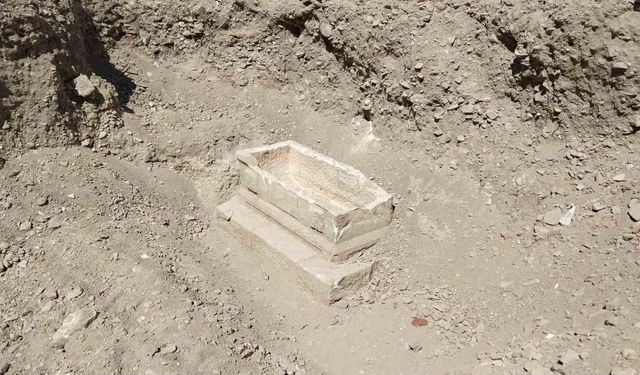 Mersin'de çevre düzenlemesinde çıkan lahit, inşaatı durdurdu