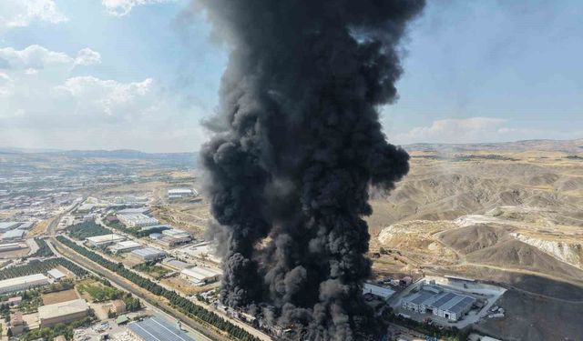 Elazığ'da yanan yalıtım fabrikası havadan görüntülendi