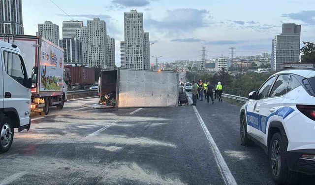 Esenyurt'ta 11 araç kazaya karıştı: 2' ağır 6 yaralı