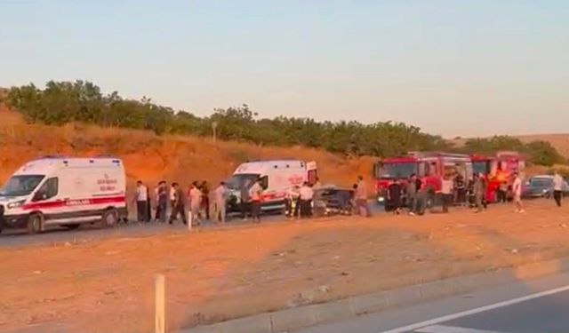 Gaziantep'te otomobiller çarpıştı: 3 ölü, 3 yaralı