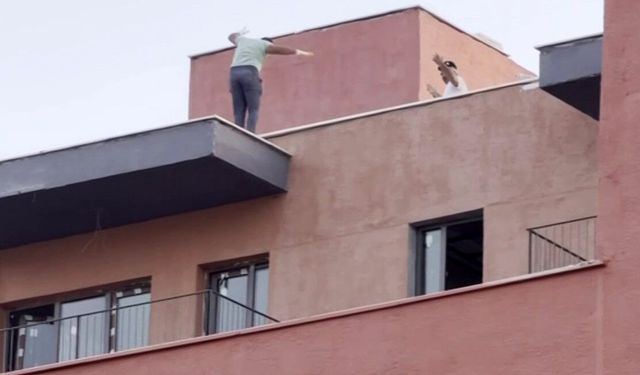 İş yerinde çalan oyun havasını duyan inşaat işçileri binanın tepesinde oynadılar