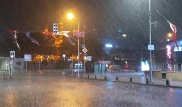 İstanbul'da gece saatlerinde aniden bastıran sağanak etkili oldu