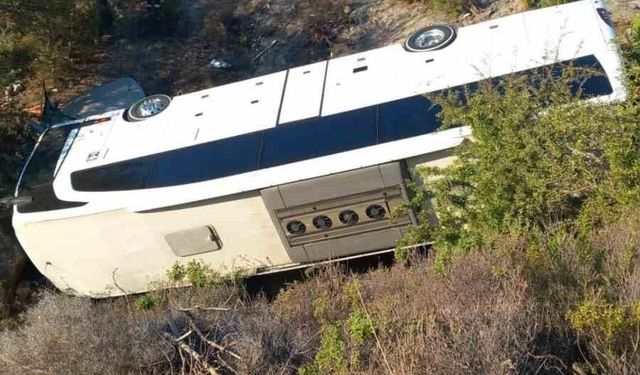 İzmir'de otobüs ve otomobil şarampole devrildi: 2 ölü, 1 yaralı