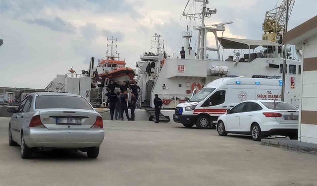 Karadeniz'de su alan gemi batma tehlikesi geçirdi, 13 mürettebat tahliye edildi