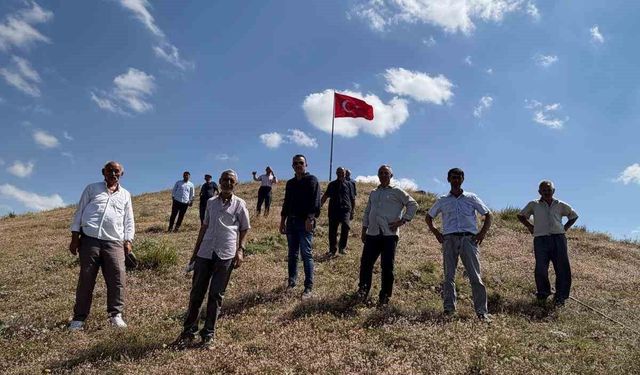 Kars'ta bayrak gururu: Türk bayrağı köyün zirvesinde dalgalanıyor