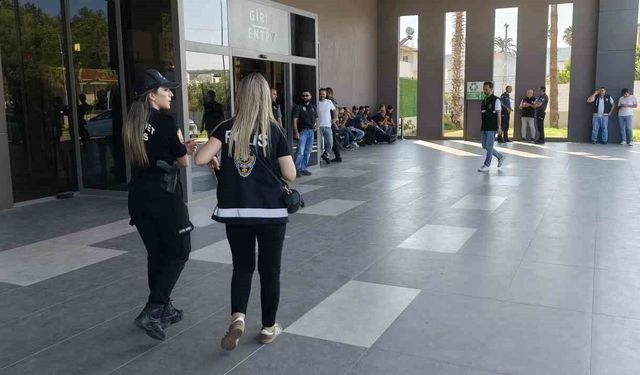 Kazazedelerin yakınlarının Taşucu Limanı'ndaki endişeli bekleyişleri sürüyor