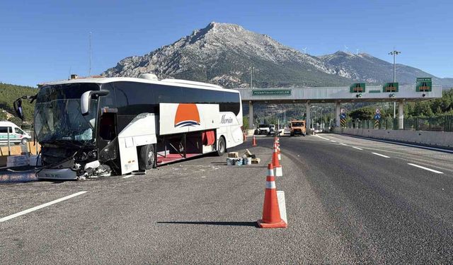 Lüks Mersin firmasına ait  yolcu otobüsü bariyere çarptı:  5 yaralı