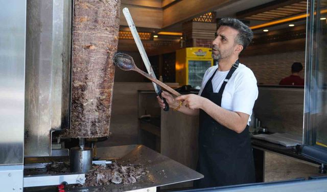 Muş'ta döner ustaları 60 dereceyi bulan sıcaklıkta mesai yapıyor