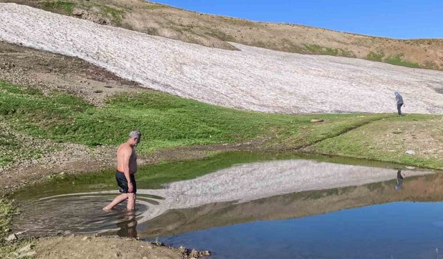 Muş'un Kurtik Dağı'nda yaz mevsiminde eşsiz kar manzarası