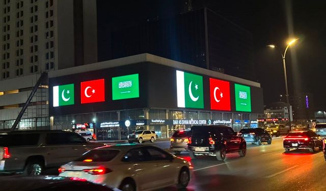 Suudi Arabistan'daki simge yapılar, Türkiye, Pakistan ve Suudi Arabistan bayraklarıyla ışıklandırıldı