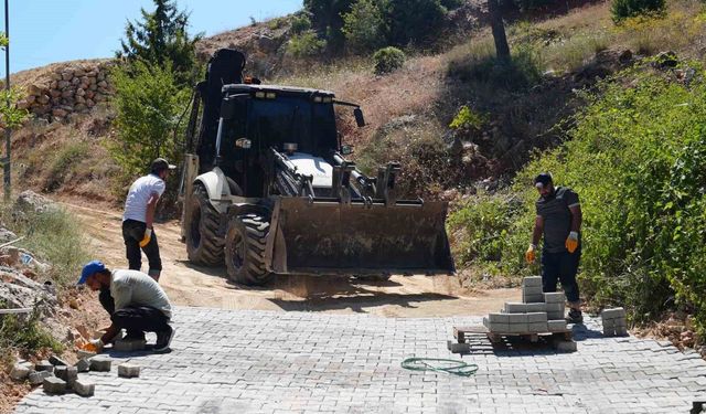 Tarsus'ta kırsal mahallelerin yolları parkeyle yenileniyor
