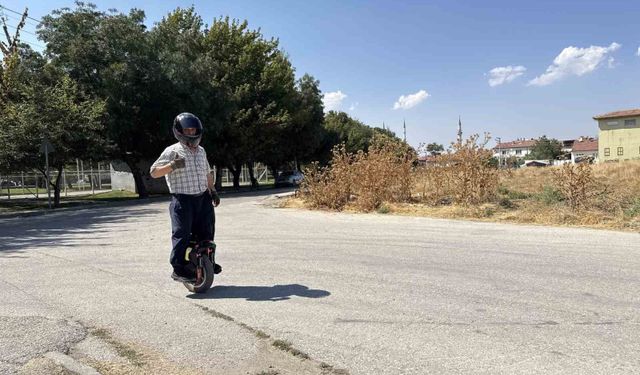 'Tek teker' üzerinde 4 bin kilometre gezen 60'lık delikanlıyı görenler şaşırıyor