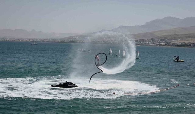 Van Gölü'nde Türk bayrağıyla nefes kesen flyboard gösterisi