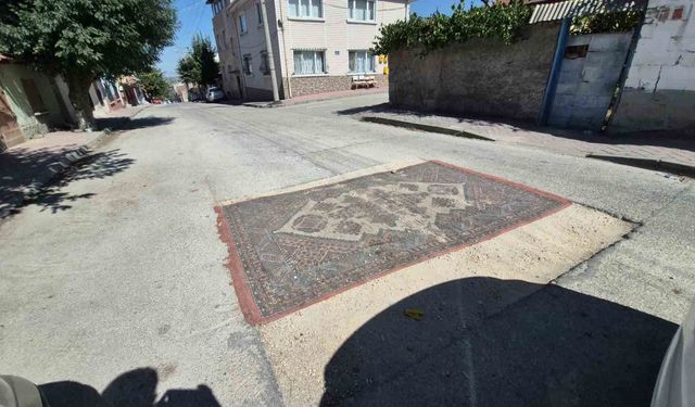 Yoldaki çukuru halıyla kapattılar