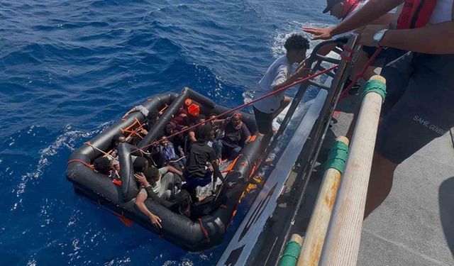 Yunan sahil güvenlik 16 düzensiz göçmeni Türk karasularına geri itti