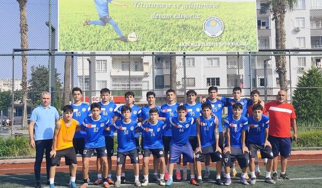 Akdeniz Belediyespor U-16 futbol takımı top başı yaptı