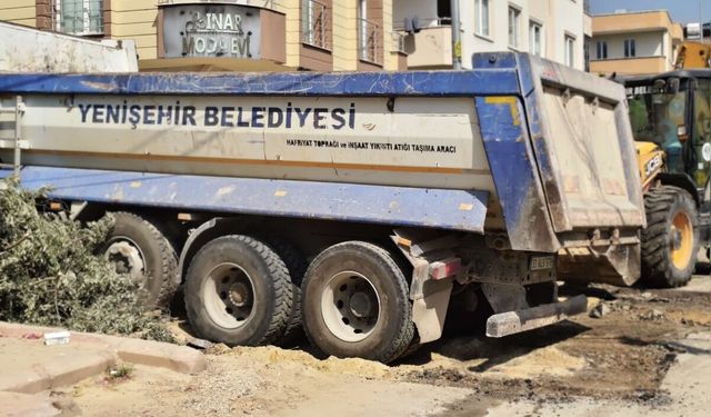 Yenişehir Belediyesi, Barbaros Mahallesi’nde yol onarım çalışmalarını sürdürüyor