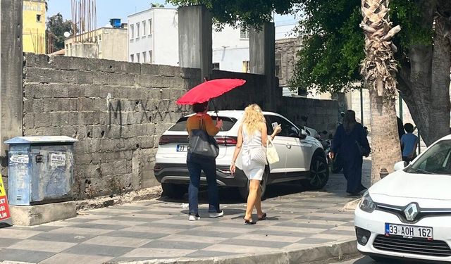 Mersinlilerin sıcakla imtihanına şemsiye kalkanı