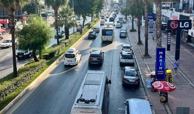 Mersin’de sürücülerin sıcak hava ve trafikle imtihanı bitmiyor