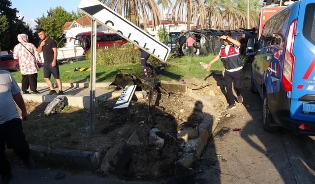 Antalya'da tur minibüsü, kamyonet ve otomobil böyle çarpıştı: 15 yaralı