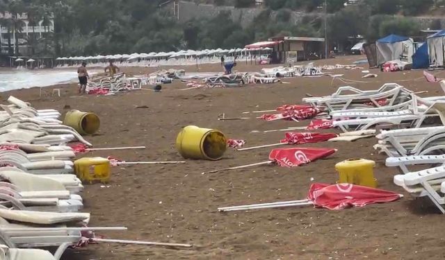 Alanya'da şiddetli rüzgar sahili savaş alanına çevirdi: Şezlonglar metrelerce sürüklendi