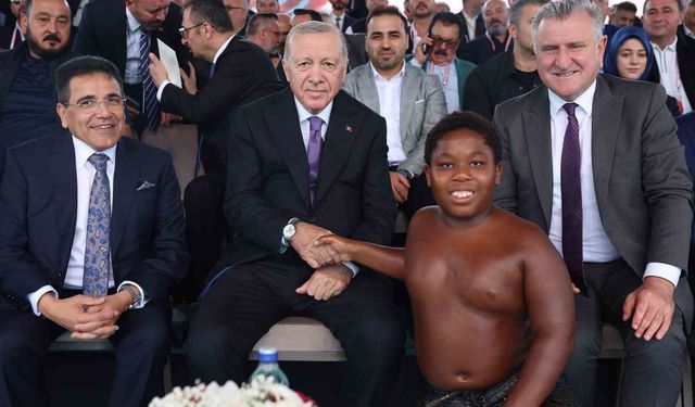 Cumhurbaşkanı Erdoğan'ın sohbet ettiği Tanzanyalı minik güreşçi, o anları anlattı