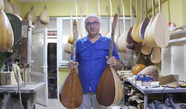 Dededen toruna uzanan müzik mirasını bağlamayla yaşatıyor
