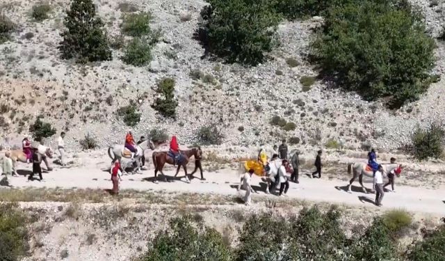 Erzincan'da asırlık gelenek atlı düğün alayıyla yaşatılıyor