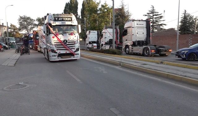 Evlenen yeğenine tır konvoyu sürprizi yaptı