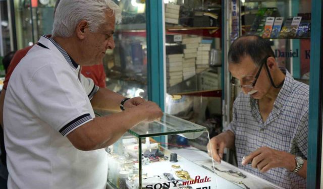 Gaziantepli saat ustası 56 yıldır zamana ayar veriyor