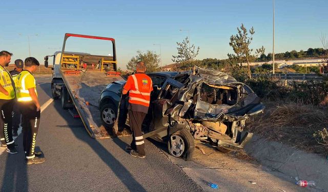 İstanbul Kuzey Marmara Otoyolu'nda seyir halindeki tır, hafif ticari araca çarptı: 6 yaralı