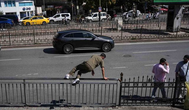 Karaköy'de yayaların bariyerlerle imtihanı, alt geçit var, kısa yol yok