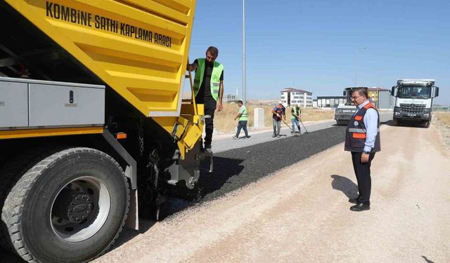 Kendi asfaltını üretip kendi yolunu yapıyor