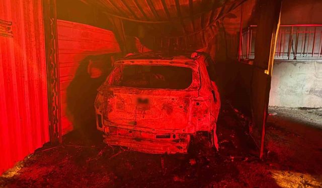 Korkutan yangın: Otomobil küle döndü, alevler 3 katlı binaya sıçradı