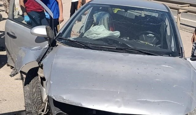 Otomobil bariyerlere ok gibi saplandı: O anlar kamerada