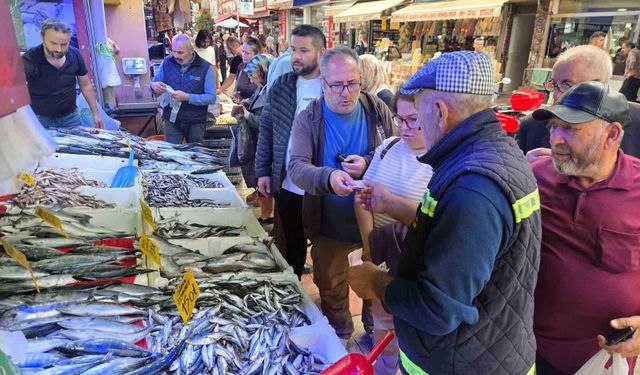 Palamut 90 TL'ye düşünce vatandaş tezgahlara akın etti