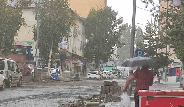 Sağanak ve dolu ulaşımı aksattı, tarım arazileri zarar gördü