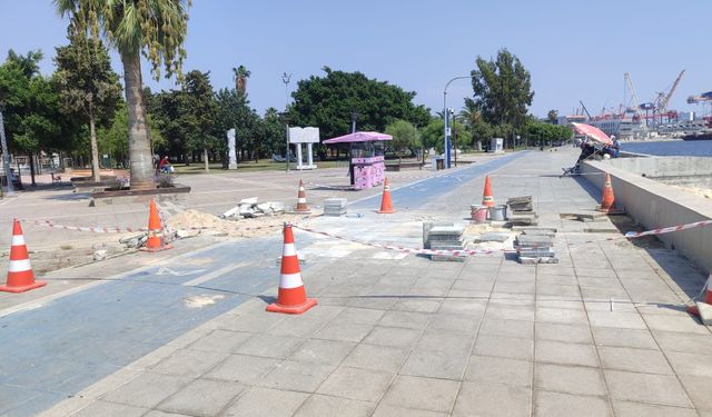 Mersin Büyükşehir Belediyesi, çarşı sahilinde parke onarım çalışmalarına başladı