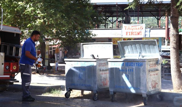 Toroslar’da çöp konteynerleri dezenfekte ediliyor