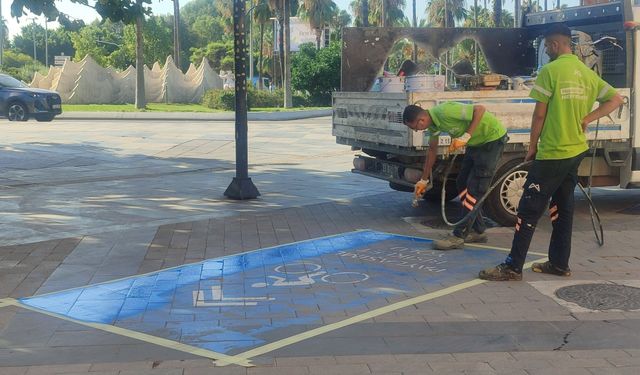 Mersin Büyükşehir Belediyesi, cadde ve sokaklarda işaretleme yenileme çalışması başlattı