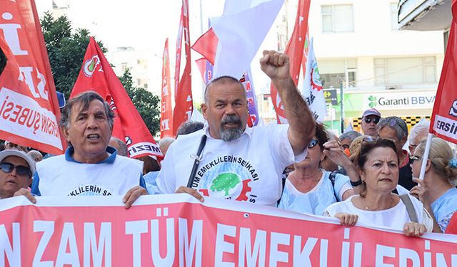 Mersin’de emekliler birleşti, sokağa indi: “Seyyanen zam istiyoruz”