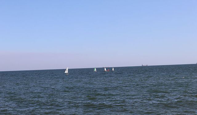 Mersin kıyılarında rüzgarlı hava, su sporcularını denize çekti