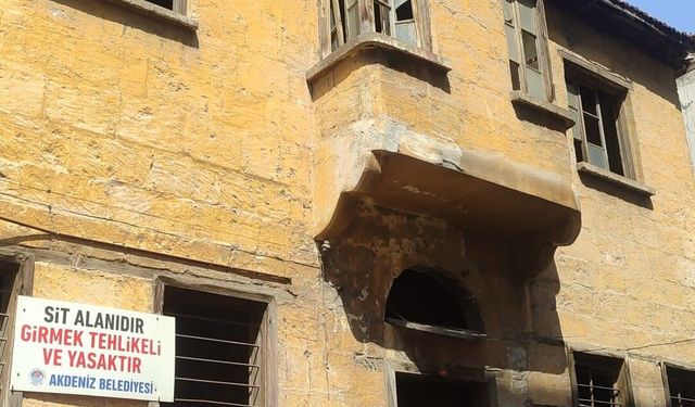 Mersin Akdeniz’de sit alanı ilan edilen tarihi evler tehlike saçıyor
